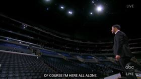 艾美獎導播也先播出群星滿座的歷史畫面，再切入實際空蕩蕩的會場。（圖取自ABC YouTube頻道網頁youtube.com）