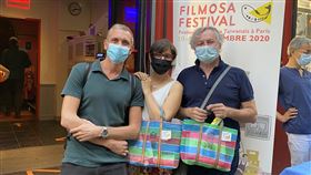 支持台灣電影節  藝文界人士學者共襄盛舉第三屆巴黎台灣電影節有台日歷史紀錄片專題，因此特與巴黎日本文化會館策展人Fabrice Arduini（右）合作。法國電影資料館台灣電影史學者倪娃法（中）、里昂第三大學教授柯漢東（左）也出席開幕放映。中央社記者曾婷瑄巴黎攝　109年9月18日