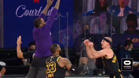 NBA／JR想撞胸慶祝…被隊友閃開
NBA,季後賽,洛杉磯湖人,J.R. Smith,Alex Caruso,LeBron James
翻攝自推特