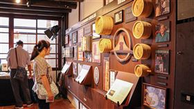 萬華百年老字號商家　串起百年匠人故事剝皮寮歷史街區策劃「百年匠心」特展，集結萬華在地10個超過百年歷史的老字號商家及場域，跨度生活場域、在地飲食、傳統技藝與宗教，邀民眾前往挖掘更多百年匠人背後的小故事。（剝皮寮歷史街區提供）中央社記者鄭景雯傳真　109年9月20日
