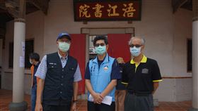 傳統匠師審查金門首登場　文資局長跨海關心文化部傳統匠師資格審查考試金門場20日在浯江書院登場，文化部文資局局長施國隆（左）、金門縣副縣長黃怡凱（中）和金門縣文化局長許正芳（右）前往視察。中央社記者黃慧敏攝　109年9月20日