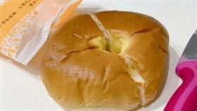  超商麵包4步驟晉升「冰火口感」 網讚：發現新大陸（圖／翻攝自Dcard）