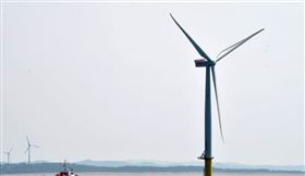 僑外持續投資離岸風電，今年1至8月投資金額為57億1661萬美元，突破50億美元大關。圖為聳立於海中的離岸風機。（中央社檔案照片）