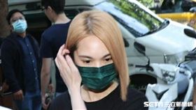 楊丞琳來小鬼黃鴻升靈堂。圖／記者邱榮吉攝影