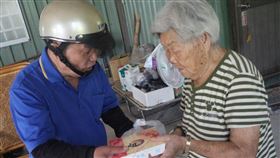 當年在瓦礫堆救出27人的「內褲村長」廖振益（左），災後成立龍眼林福利協會，成守護當地獨居長者的主力。