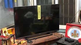 電視晚上自動打開！媽急「貼符鎮壓」　網見畫面全傻眼（圖／翻攝自爆廢公社公開版）