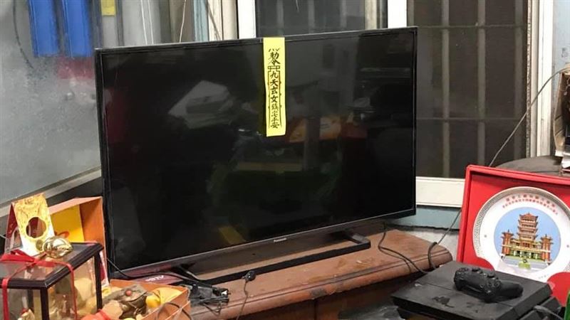 電視晚上自動打開　媽急「貼符鎮壓」