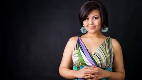 21年前的九二一大地震，改變了左涵瀛的人生，成為正式與義大利浦契尼歌劇院簽約，並在浦契尼歌劇節中演出歌劇「杜蘭朵公主」的華人第一人。（圖取自facebook.com/iaiazuo.fans）