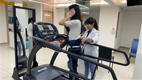 緯創醫學打造外骨骼機器人代工廠緯創旗下緯創醫學科技21日宣布，外骨骼機器人Keeogo已獲得衛福部醫療器材許可證，透過行動感測器感應髖關節與膝蓋角度的變化，以人工智慧技術帶動伺服馬達，輸出動力輔助使用者完成行動。中央社記者吳家豪攝 109年9月21日