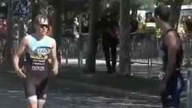 ▲西班牙巴塞隆納的鐵人三項賽感人畫面。（圖／翻攝自推特）