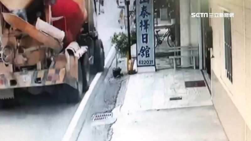 混凝土車行進間…輪胎連鋁圈「逃脫」