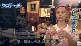 ▲台灣原住民金曲歌手阿爆，收錄原住民歌謠放在網路上，透過數位音樂的概念，讓慢慢失傳的文化，再度受到重視。（圖／5G衝一波 製作單位提供）