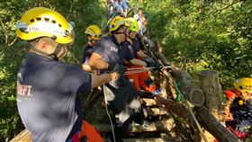 垂降　消防人員　大坑步道（圖／台中市消防局提供）