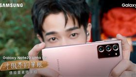 劉以豪是行家也是玩家　新歡不離手