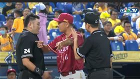 曾豪駒與主審肢體接觸。（圖／翻攝自CPBL TV）