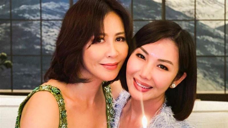 劉嘉玲低胸垂下雙球　艷壓小9歲名模