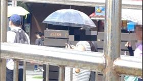 婦撐「透明傘」遮陽？他納悶求解　網打臉揭真相。（圖／翻攝自爆怨公社）