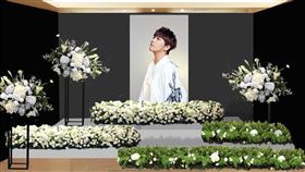 小鬼黃鴻升靈堂布置公開藝人黃鴻升（小鬼）驟逝，享年36歲。小鬼的靈堂布置公開，遺照是他身穿白衣的側臉照，滾石唱片表示，照片由小鬼爸爸挑選，「這是爸爸最喜歡的一張照片」。（滾石唱片提供）中央社記者葉冠吟傳真  109年9月18日