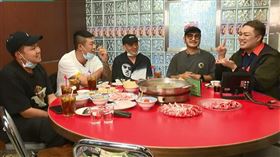 KID強打精神主持直播，胸前貼著小鬼專屬圖案。（圖／翻攝自星光雲！RUN新聞直播）