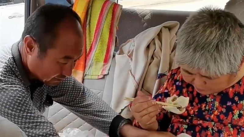暖尪帶癱瘓妻打工　13年不離不棄