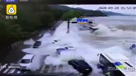 中國,浙江,錢塘江,淹水,潮水,車輛（圖／翻攝自梨視頻）
