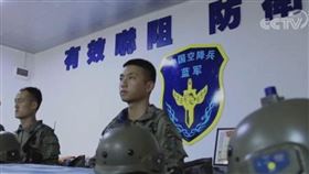 共軍空降兵演習！指揮室驚見「8繁體字」…國軍用了16年▲。（圖／翻攝自微博）