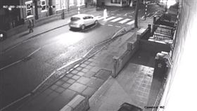 ▲英國肇逃婦女，撞上的是自己親人。（圖／翻攝自推特）