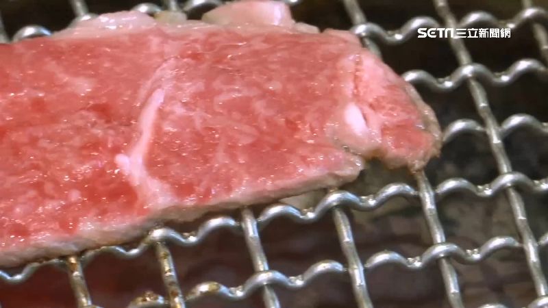 揭密黃金烤肉法！浮「肉汁」即刻翻面