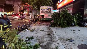 北市內湖公車撞人行道　現場一片狼藉