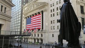 美股賣壓沉重  標普500拉出7個月來最長跌勢美股當地時間21日賣壓沉重，道瓊工業指數重挫509點，標準普爾500指數拉出近7個月來最長的連4黑跌勢。圖為華爾街與紐約證券交易所。中央社記者尹俊傑紐約攝  109年9月22日