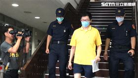 ▲廖國棟辦公室主任丁復華，因認罪，且自白，又繳回犯罪所得，轉為汙點證人，適用證人保護法，獲50萬元交保。（圖／記者楊佩琪攝）