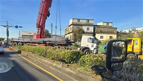 西濱,砂石車,分隔島,橫越,塞車