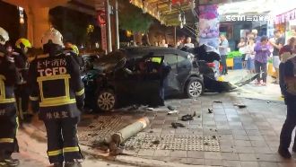 轎車撞小黃起火　駕駛受困3傷送醫