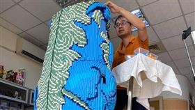 樂高相遇金門風獅爺　文化季更有看頭金門縣政府觀光處21日說，為了讓今年風獅爺文化季更有看頭，邀請樂高認證名師黃彥智（圖）以後水頭「汶源宮」184公分高的風獅爺為模型，打造1：1等比風獅爺，更創作專屬金門意象的風獅爺。（金門縣政府提供）中央社記者黃慧敏傳真　109年9月21日