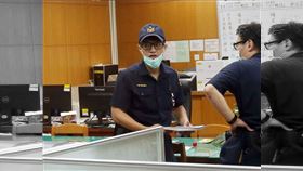 立委涉貪案凌晨趕送公文（2）台北地方法院審理立委涉貪案移審庭，22日凌晨承審合議庭認被告蘇震清、廖國棟、陳超明有羈押原因，但因三位均為現任立委，已上簽請院長函請立法院許可，由法警親赴立法院送達，後因立法院保警無收受權限，再度回到地院。中央社記者郭日曉攝 109年9月22日