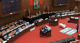 國民黨團拒絕萊豬，杯葛行政院長蘇貞昌施政報告（圖／截自國民黨立法院黨團臉書直播）