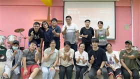 發掘原民音樂演藝之星　新北辦培訓課程（1）新北市府原住民族行政局21日表示，為扶植有意進入音樂產業的族人，並鼓勵使用族語創作，舉辦「2020新北市原住民族語歌曲創作大賽」，並開辦6場培訓基礎課程，局長羅美菁（前右4）並前往烏來場加油。（新北原民局提供）中央社記者黃旭昇新北傳真　109年9月21日