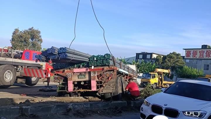 疑疲勞駕駛　聯結車撞斷電桿飛分隔島