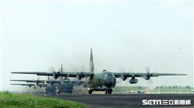 C-130運輸機模擬戰時在砲火之中實施500呎低空衝場、低空重飛、單輪著地降落。（圖／記者邱榮吉攝影）