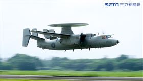 E-2K實施低空衝場、戰術下降、展示最大性能爬升。（圖／記者邱榮吉攝影）