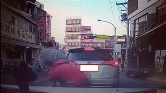 警追逃逸移工　正義紅衣男飛撲神助攻