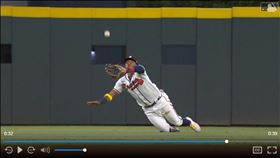 ▲勇士中外野手亞古納（Ronald Acuna Jr.）飛撲美技沒收德州安打。（圖／翻攝自MLB官網）