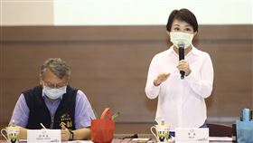 盧秀燕說明中市免費公車優惠對象將調整台中市政府實施的公車優惠政策，110年1月起優惠對象將調整。台中市長盧秀燕（右）22日在市政會議中表示，未來優惠對象限設籍中市的市民及新住民配偶，還有在中市就讀的非市籍學生。中央社記者郝雪卿攝  109年9月22日