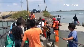 布袋沙灘拍片遇漲潮　9男女受困沙洲