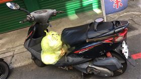 新北市,泰山,老翁,買菜,撿東西,失控