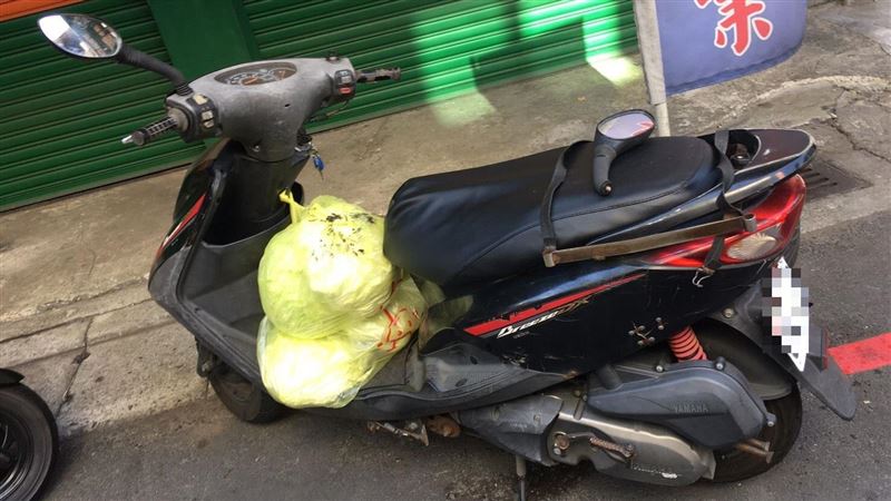 翁騎車為撿高麗菜　失控撞招牌險喪命