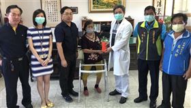 82歲婦扛6口之家　善心人士集資捐醫藥費苗栗縣苑裡鎮82歲楊姓老婦平日照護癱瘓臥床兒子，媳婦和3名孫子都領有身障手冊，老婦要照顧6口之家，近日長孫車禍住進加護病房，文苑國小教職員與善心人士集資捐助醫藥費，盼減輕老婦人生活負擔。中央社記者管瑞平攝　109年9月22日