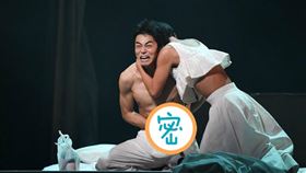 東出昌大在舞台演出切腹輕生的橋段。（圖／翻攝自日生劇場推特）
