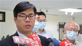 陳其邁就職將滿月  允加快市政預算執行高雄市長陳其邁（左）就任將滿月，他22日上午主持市政會議後，接受聯訪時被問到心得感想，舉治水改善工程為例說，在水利署同意專案補助後，市府未來要加快預算執行，每個工程都訂定時間表，將會要求加速推動。中央社記者王淑芬攝  109年9月22日