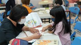 課輔班志工指導孩童。（圖／呂凱庭提供）